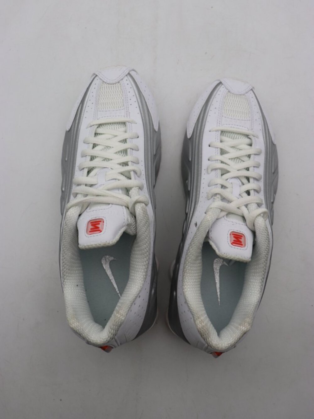 Nike Shox R4 Women’s Size 7.5 White/Metallic Silver Sneakers AR3565-101 - Picture 7 of 9